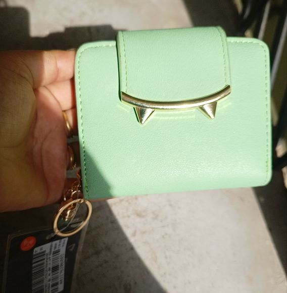 Cute Bi-fold wallet 💚 - Picture 4 of 9